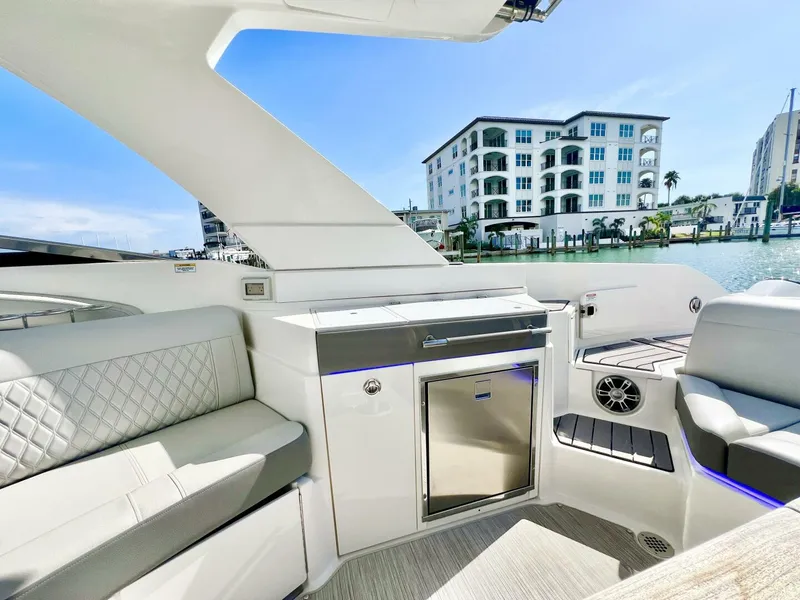 Slide: The Image of Sea Ray SLX 350 Outboard 2024 - 5573397