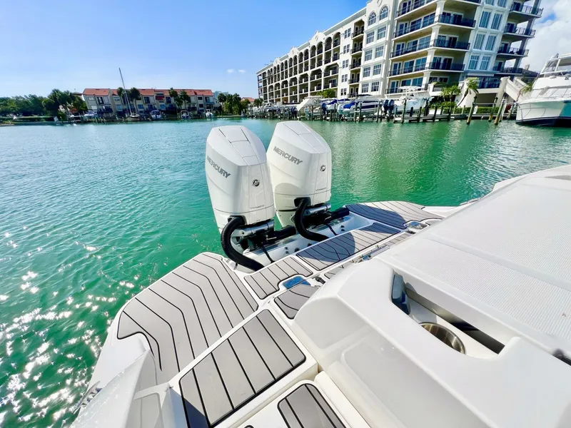Slide: The Image of Sea Ray SLX 350 Outboard 2024 - 5573381