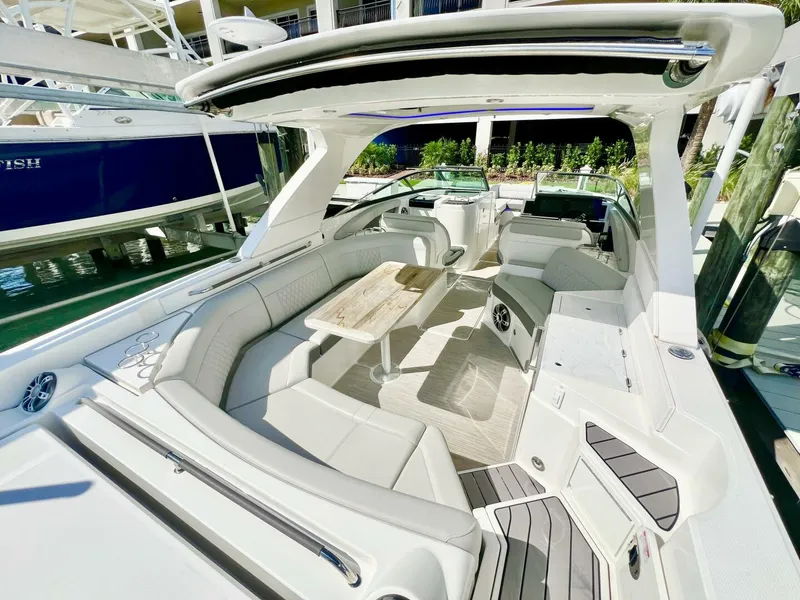 Slide: The Image of Sea Ray SLX 350 Outboard 2024 - 5573373