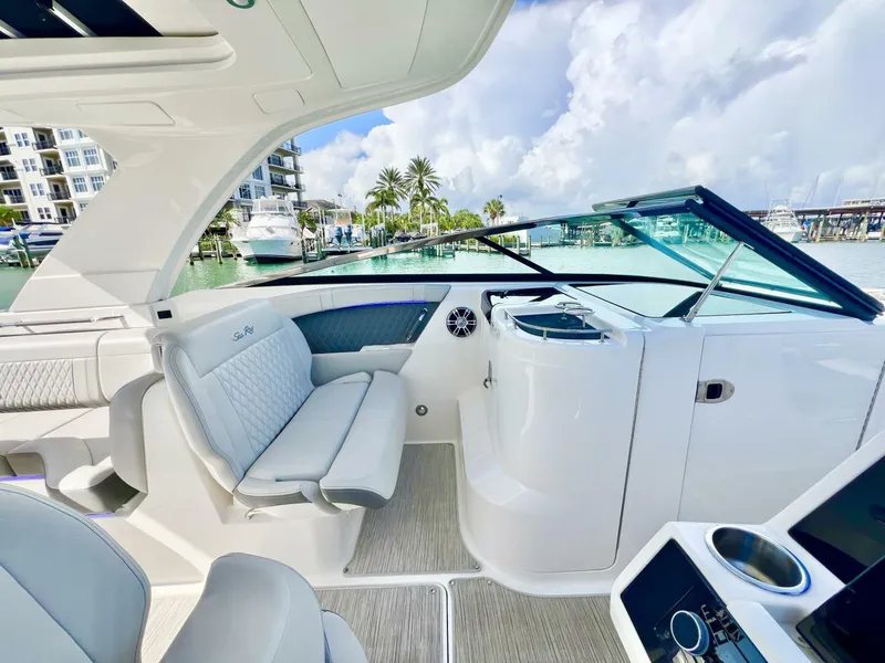 Slide: The Image of Sea Ray SLX 350 Outboard 2024 - 5573385