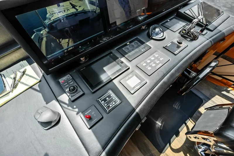 Slide: The Image of Lazzara Yachts 84 Skylounge 2006 - 5595184