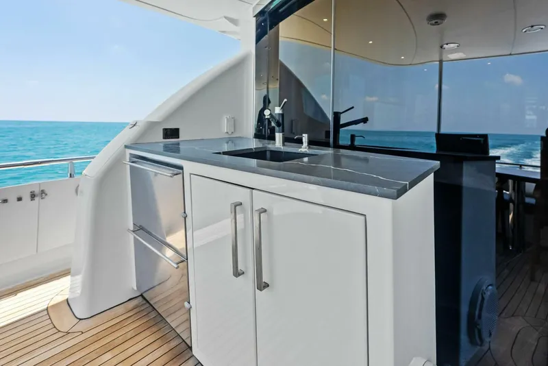 Slide: The Image of Lazzara Yachts 84 Skylounge 2006 - 5595226