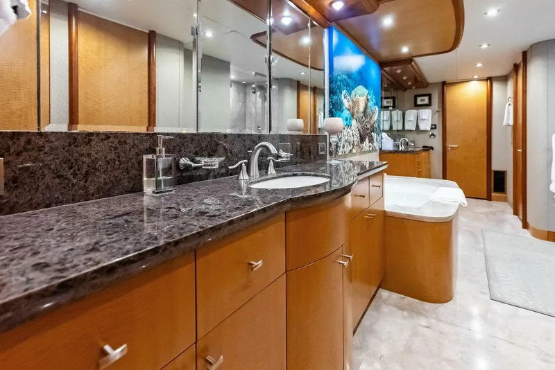 Slide: The Image of Lazzara Yachts 84 Skylounge 2006 - 5595181