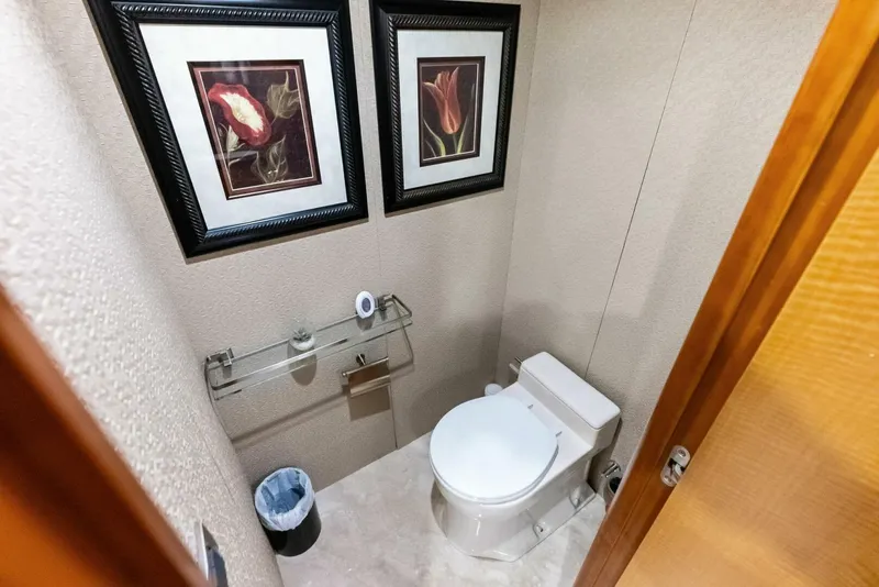 Slide: The Image of Lazzara Yachts 84 Skylounge 2006 - 5595252