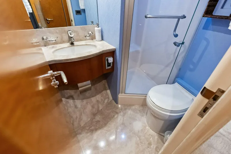 Slide: The Image of Lazzara Yachts 84 Skylounge 2006 - 5595268