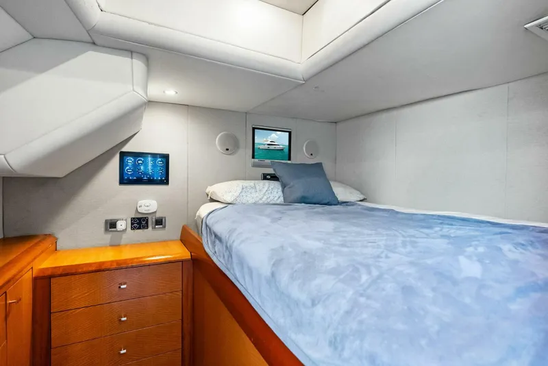 Slide: The Image of Lazzara Yachts 84 Skylounge 2006 - 5595277