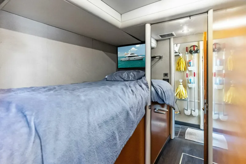 Slide: The Image of Lazzara Yachts 84 Skylounge 2006 - 5595305