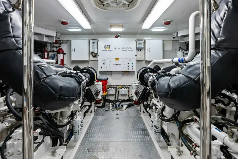 Slide: The Image of Lazzara Yachts 84 Skylounge 2006 - 5595281