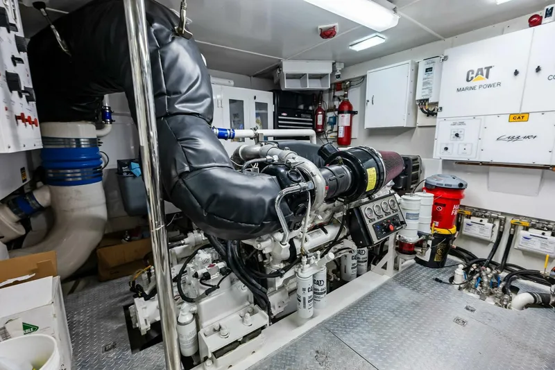 Slide: The Image of Lazzara Yachts 84 Skylounge 2006 - 5595284