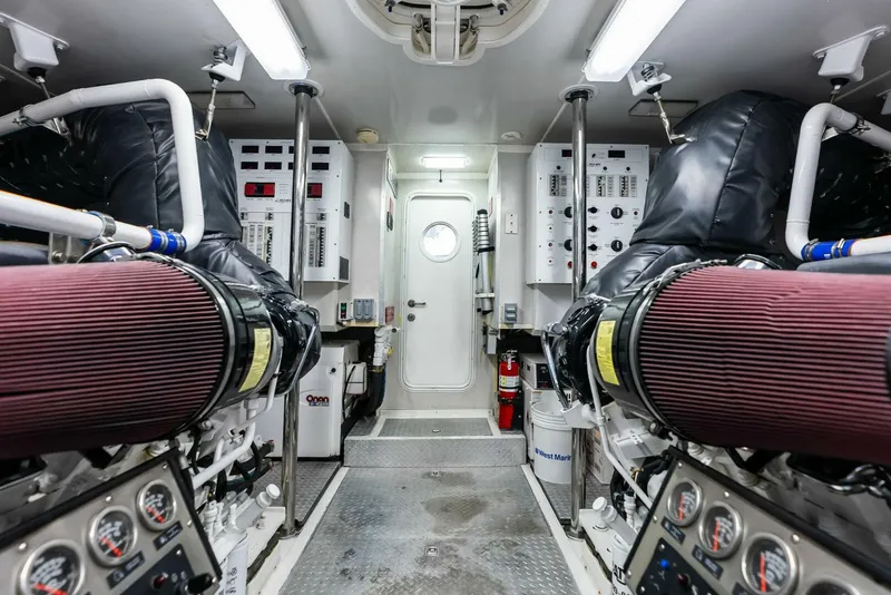 Slide: The Image of Lazzara Yachts 84 Skylounge 2006 - 5595294