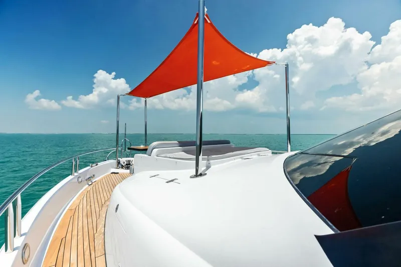 Slide: The Image of Lazzara Yachts 84 Skylounge 2006 - 5595229