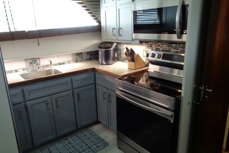 Slide: The Image of Hatteras 70 Cockpit Motor Yacht 1987 - 5577059