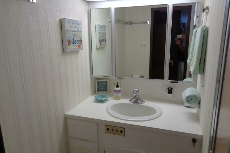 Slide: The Image of Hatteras 70 Cockpit Motor Yacht 1987 - 5577088