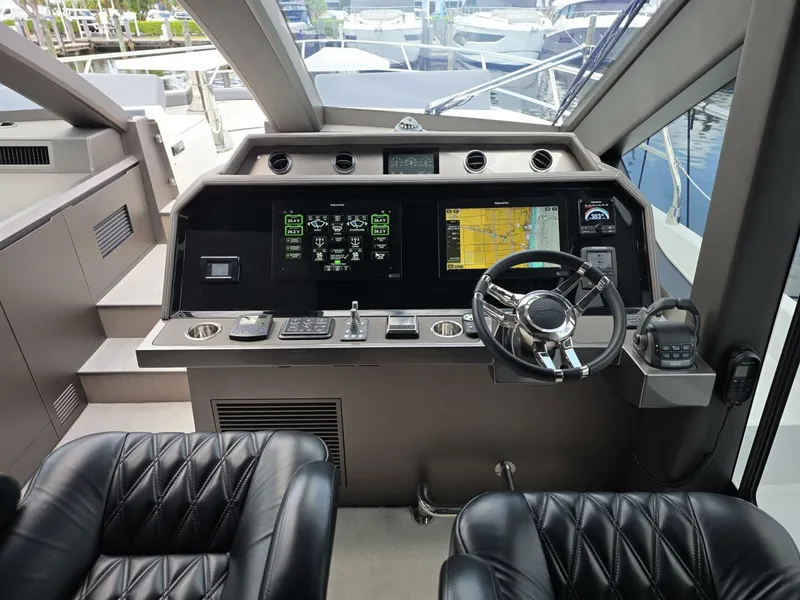 Slide: The Image of Galeon 640 Fly 2025 - 5585124