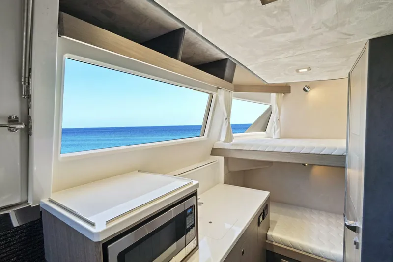 Slide: The Image of Galeon 640 Fly 2025 - 5619173