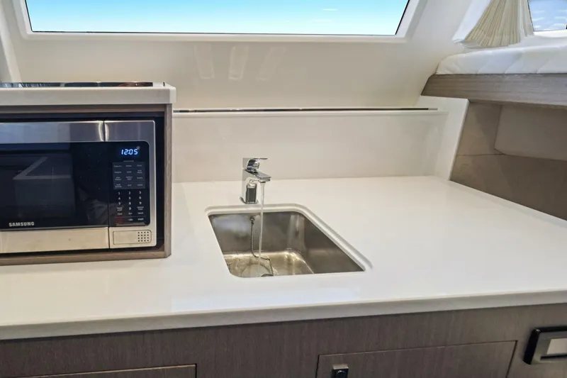 Slide: The Image of Galeon 640 Fly 2025 - 5619055