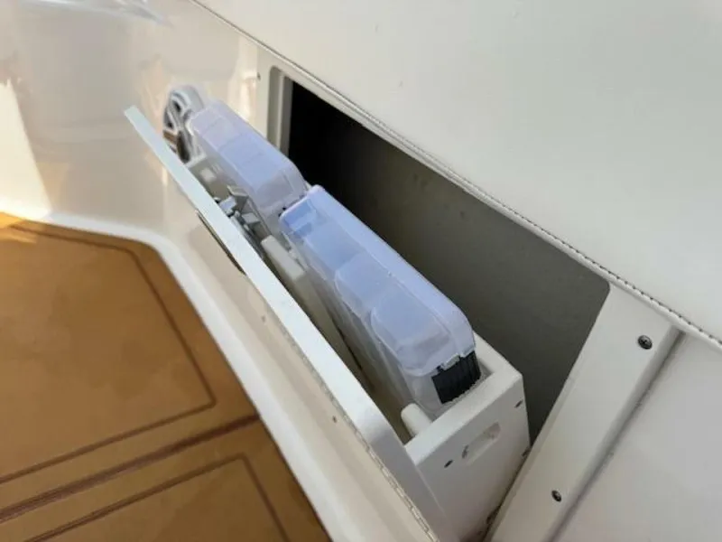 Slide: The Image of Robalo R242 Center Console 2021 - 5577905