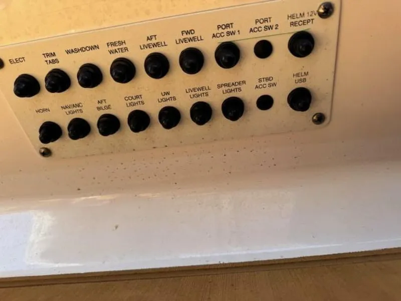 Slide: The Image of Robalo R242 Center Console 2021 - 5577912