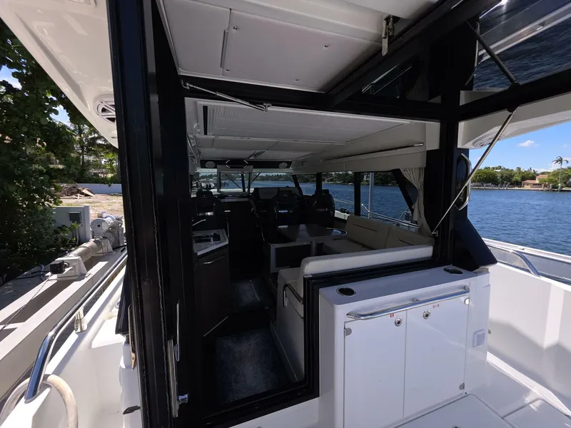 Slide: The Image of Wellcraft 355 Commuter 2024 - 5579685