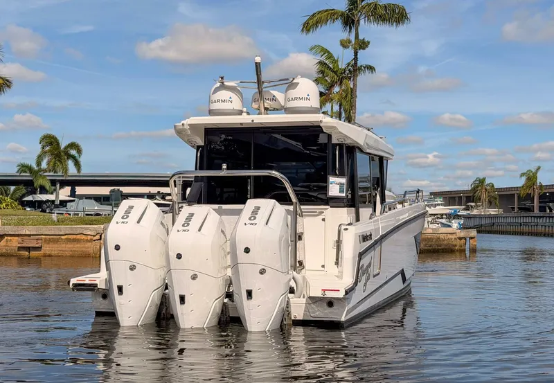 Slide: The Image of Wellcraft 355 Commuter 2024 - 5831853