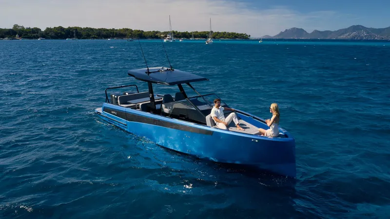 Slide: The Image of YACHTS V10 T-Top - 5583739