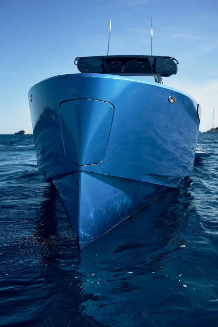 Slide: The Image of YACHTS V10 T-Top - 5583782