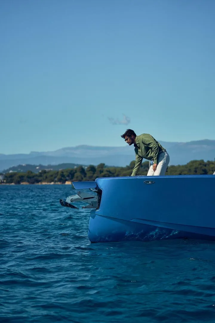 Slide: The Image of YACHTS V10 T-Top - 5584847