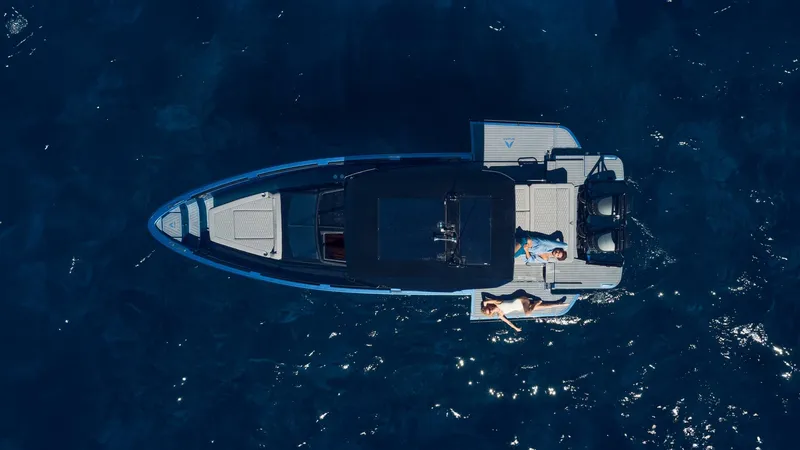 Slide: The Image of YACHTS V10 T-Top - 5583780