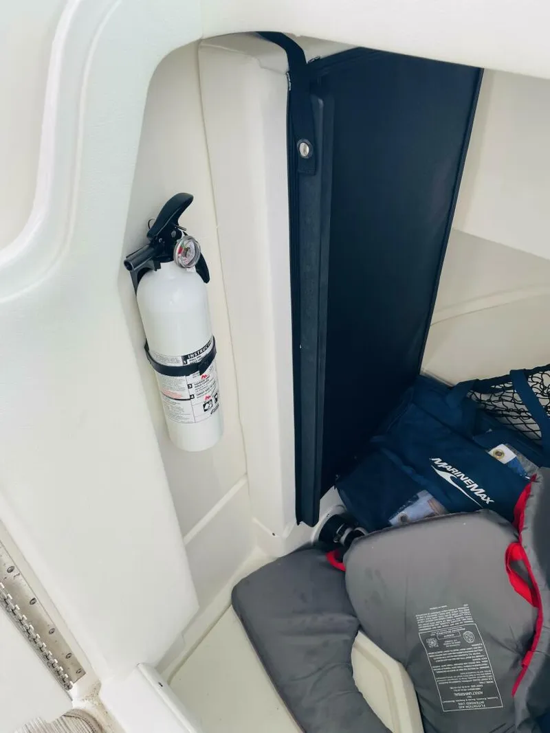 Slide: The Image of Sea Ray 25 2022 - 5579800