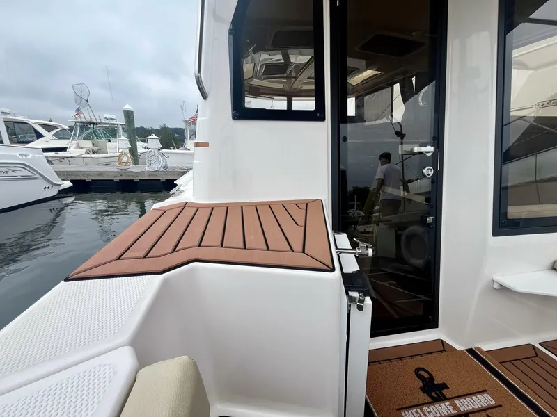 Slide: The Image of Ranger Tug R-27 2023 - 5580379