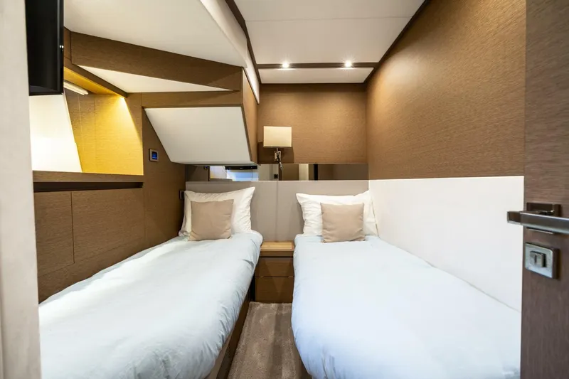 Slide: The Image of Prestige 680 2018 - 5622233