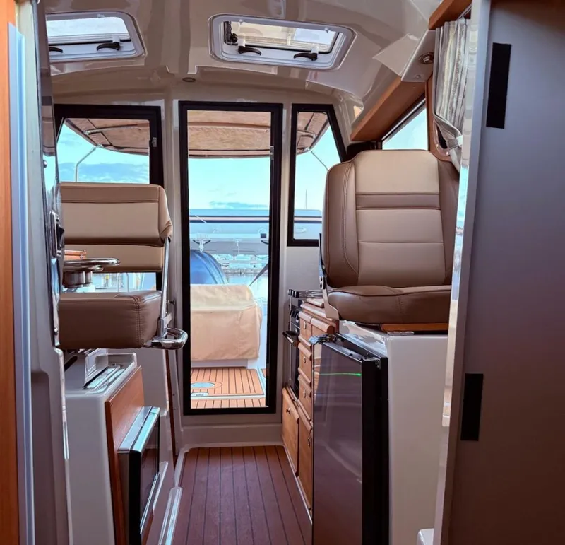 Slide: The Image of Ranger Tug R-27 2022 - 5599323