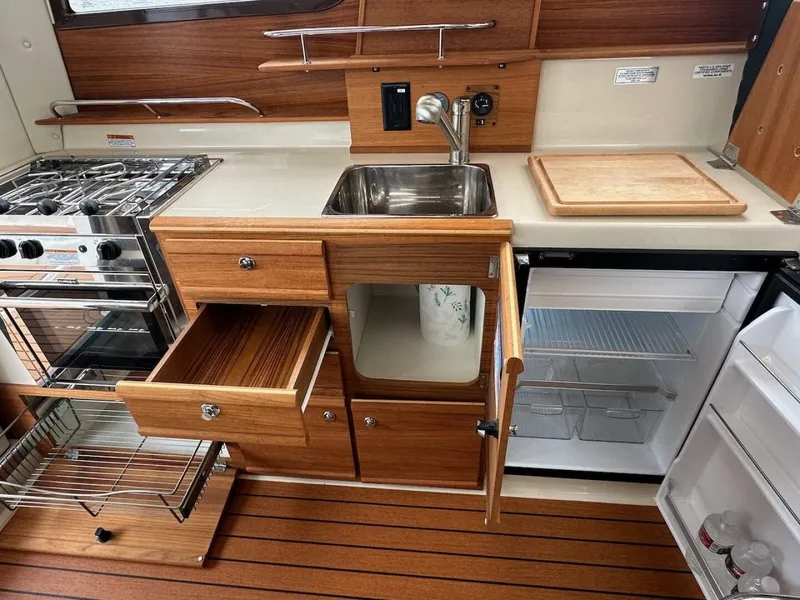 Slide: The Image of Ranger Tug R-27 2022 - 5599410