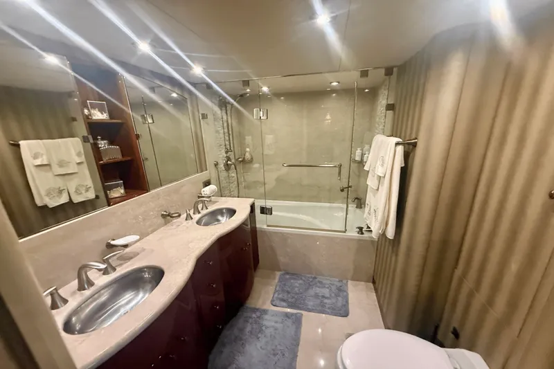 Slide: The Image of 68 FLYBRIDGE 2005 - 5581024