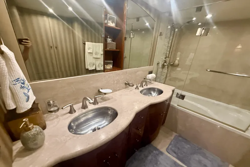 Slide: The Image of 68 FLYBRIDGE 2005 - 5581025