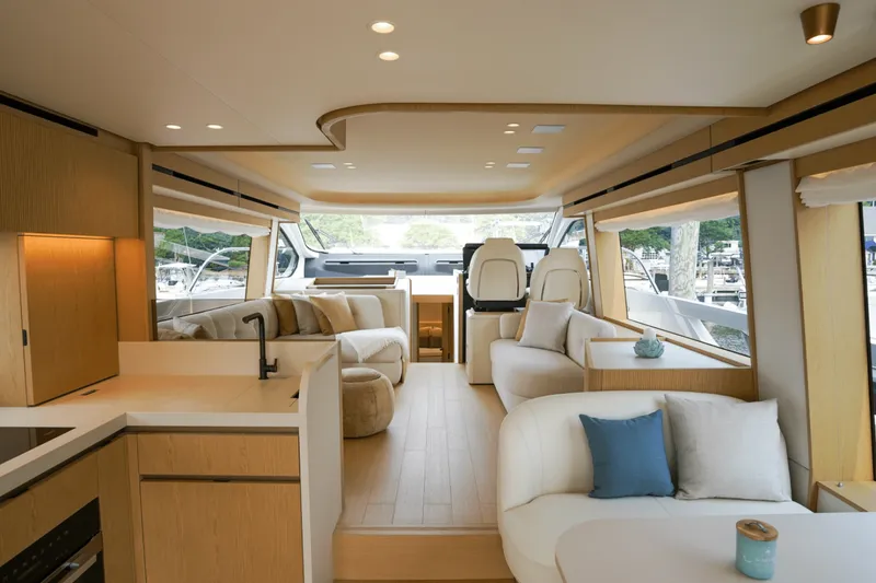 Slide: The Image of Azimut Fly 62 2026 - 5581055