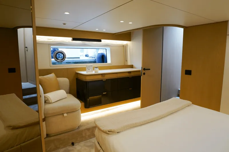 Slide: The Image of Azimut Fly 62 2026 - 5581080