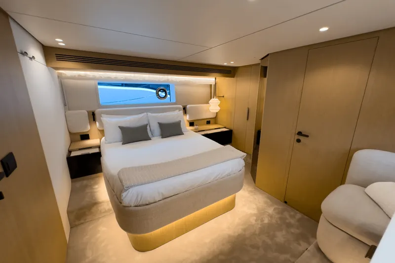 Slide: The Image of Azimut Fly 62 2026 - 5581083