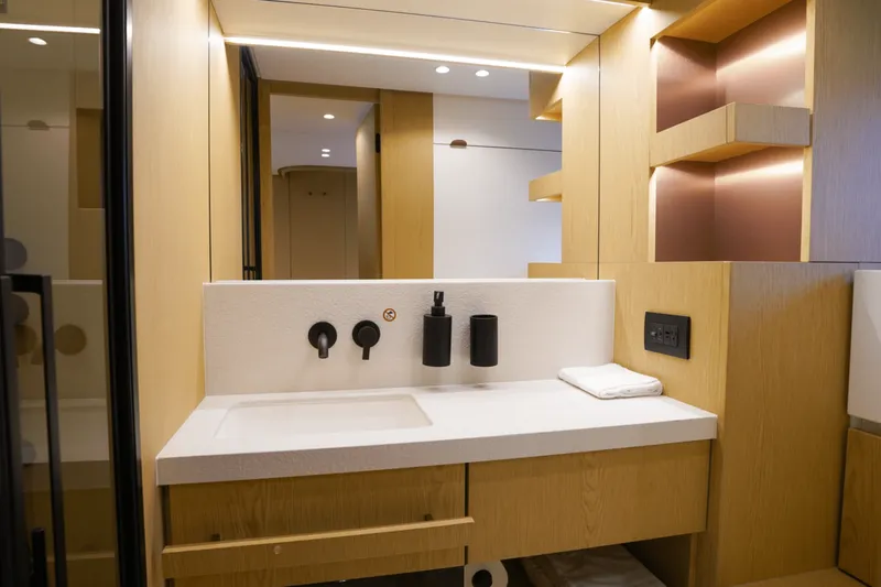 Slide: The Image of Azimut Fly 62 2026 - 5581098