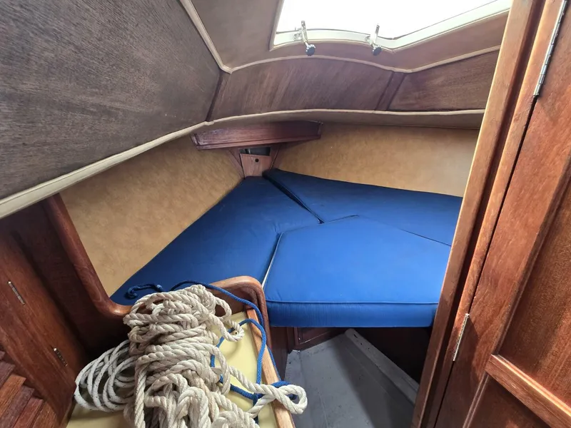 Slide: The Image of Islander 28 1976 - 5581689