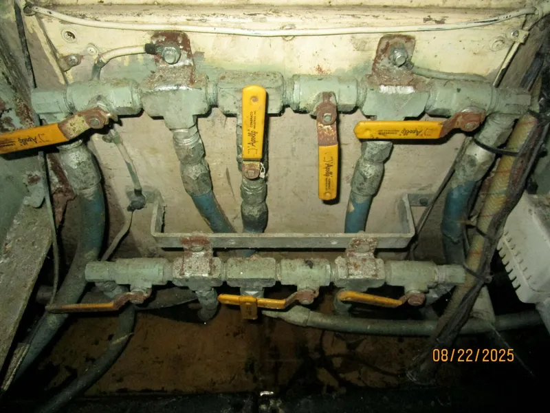 Slide: The Image of 44' Viking fuel manifold - 5581863