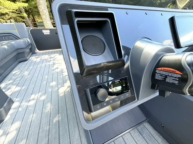 Slide: The Image of Manitou Explore 24 Navigator 2023 - 5583483