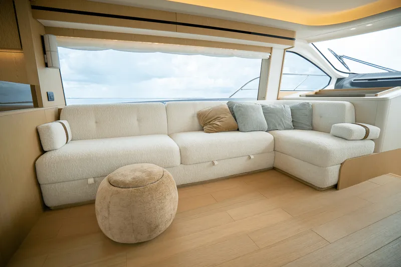 Slide: The Image of Azimut Fly 62 2026 - 5584499