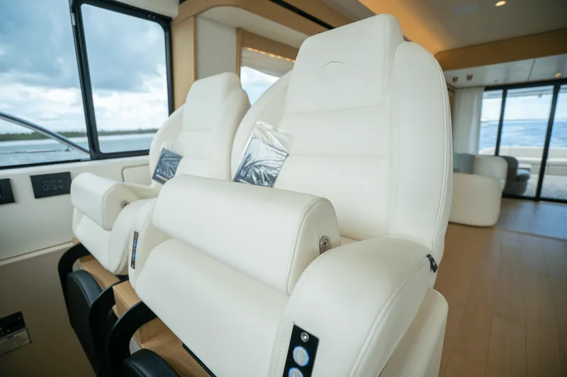 Slide: The Image of Azimut Fly 62 2026 - 5584507