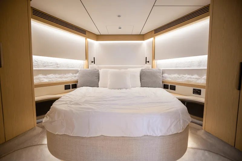 Slide: The Image of Azimut Fly 62 2026 - 5584538