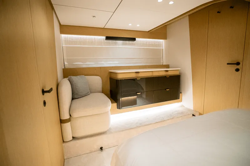 Slide: The Image of Azimut Fly 62 2026 - 5584549