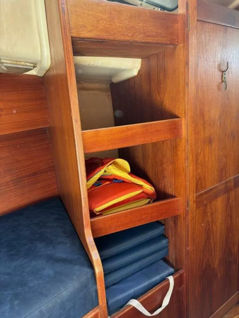 Slide: The Image of Aloha 34 1979 - 5585845