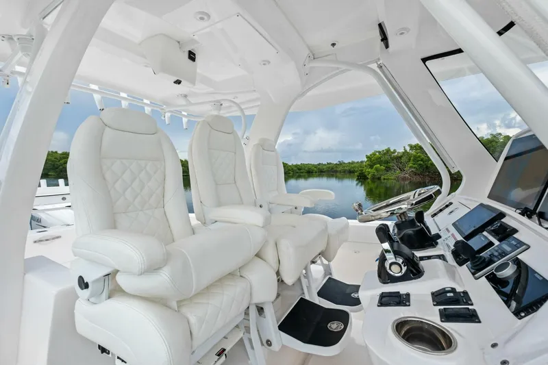 Slide: The Image of 2020 Intrepid 400 CC - Helm - 5588237