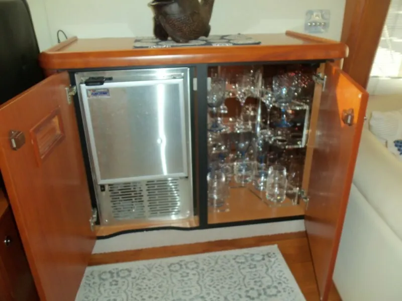 Slide: The Image of Bar Starboard Side Of Salon - 5588599