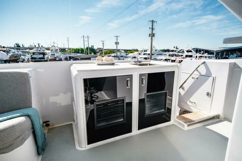 Slide: The Image of Flybridge Aft    - 5588730